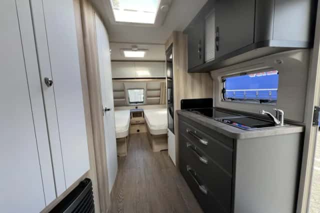 Hobby De Luxe (2024) thumbnail 4