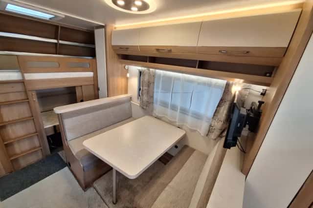 Hobby De Luxe (2020) thumbnail 4