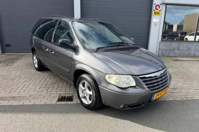 Chrysler VOYAGER (2005) thumbnail 2