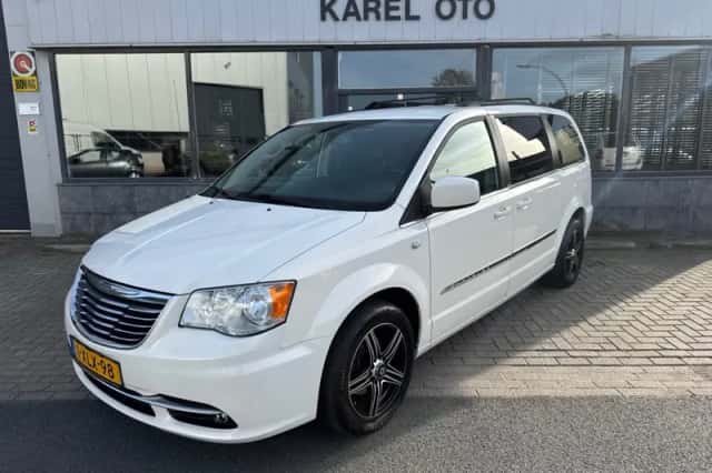 Chrysler Town and Country (2012) thumbnail 1