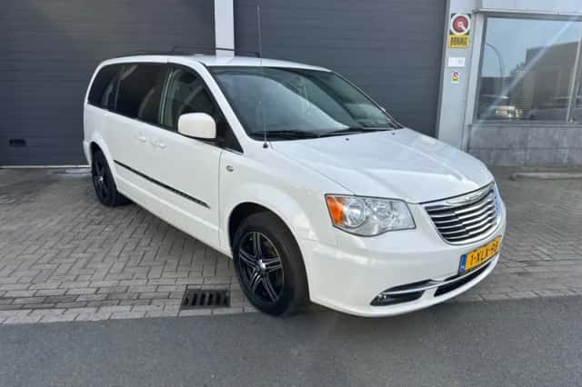 Chrysler Town and Country (2012) thumbnail 2