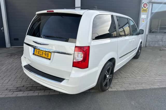 Chrysler Town and Country (2012) thumbnail 3
