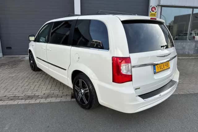Chrysler Town and Country (2012) thumbnail 4