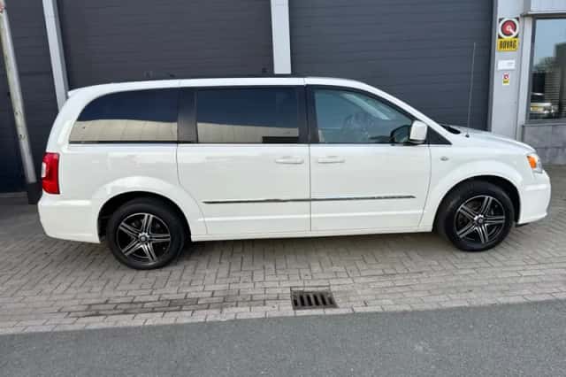 Chrysler Town and Country (2012) thumbnail 5