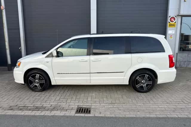 Chrysler Town and Country (2012) thumbnail 6