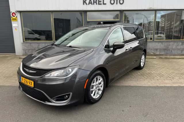Chrysler Pacifica (2017) thumbnail 1