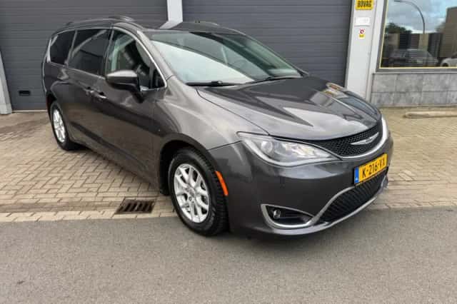 Chrysler Pacifica (2017) thumbnail 2