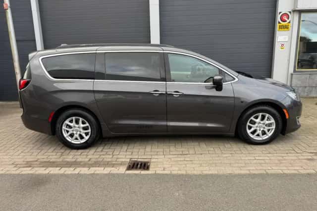 Chrysler Pacifica (2017) thumbnail 5