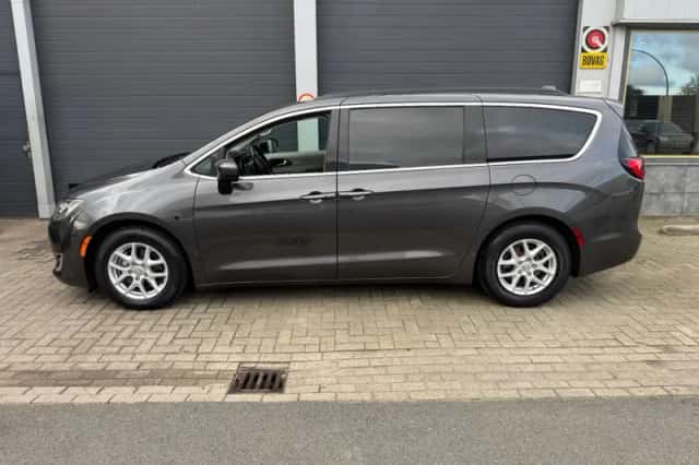 Chrysler Pacifica (2017) thumbnail 6