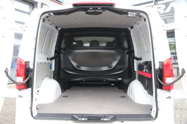 Mercedes-Benz Vito (2024) thumbnail 4