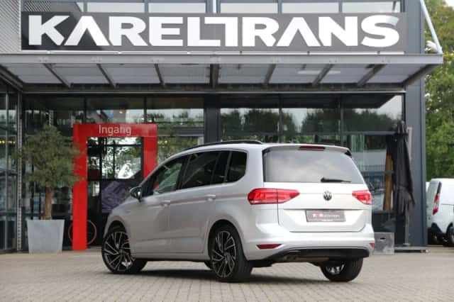 Volkswagen Touran (2023) thumbnail 2