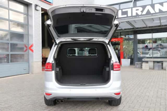 Volkswagen Touran (2023) thumbnail 3