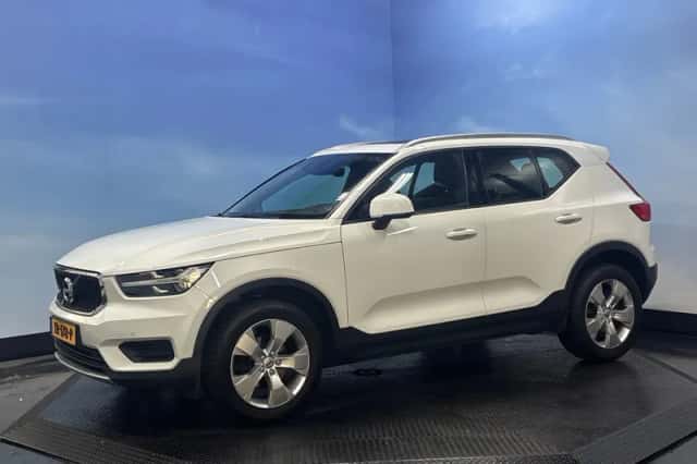 Volvo XC40 (2018) thumbnail 2