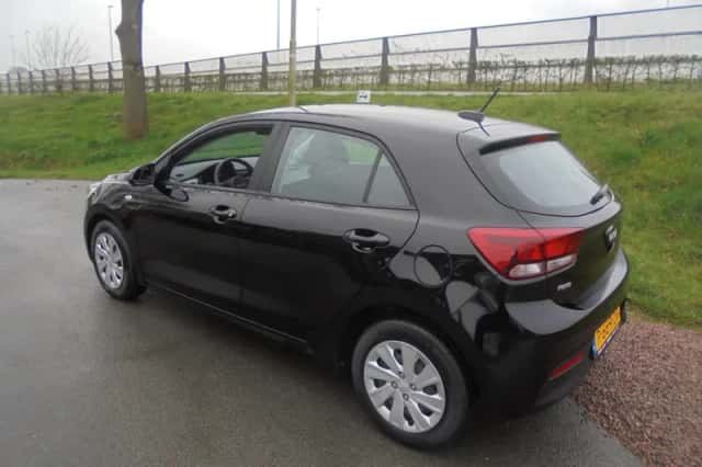 Kia Rio (2022) thumbnail 2