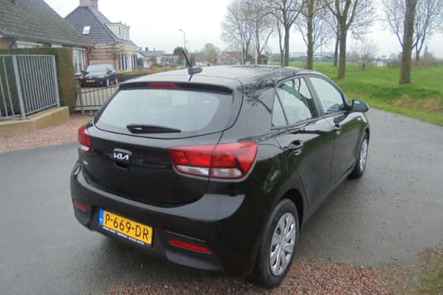 Kia Rio (2022) thumbnail 3