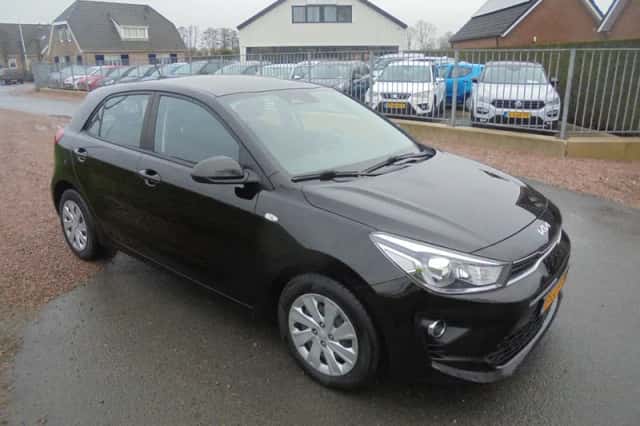 Kia Rio (2022) thumbnail 4