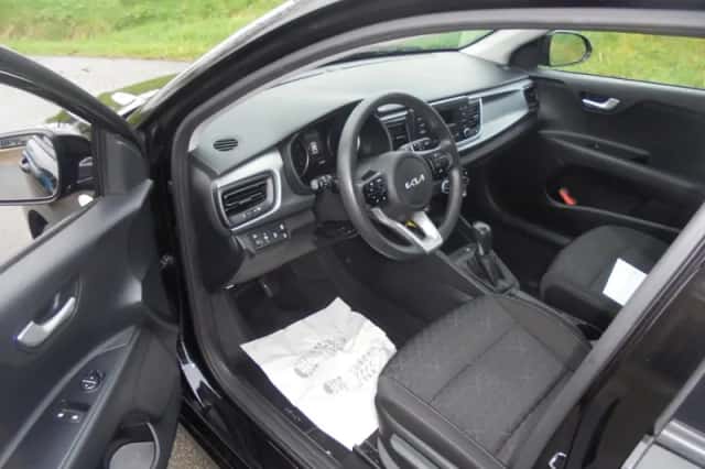 Kia Rio (2022) thumbnail 5