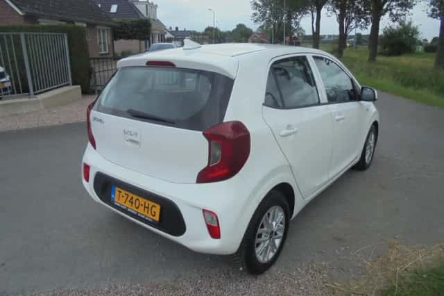 Kia Picanto (2023) thumbnail 3