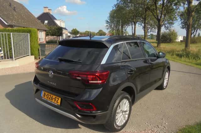 Volkswagen T-Roc (2022) thumbnail 3