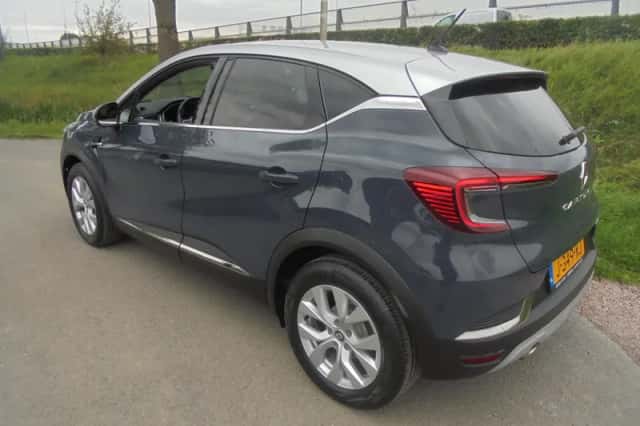 Renault Captur (2020) thumbnail 2