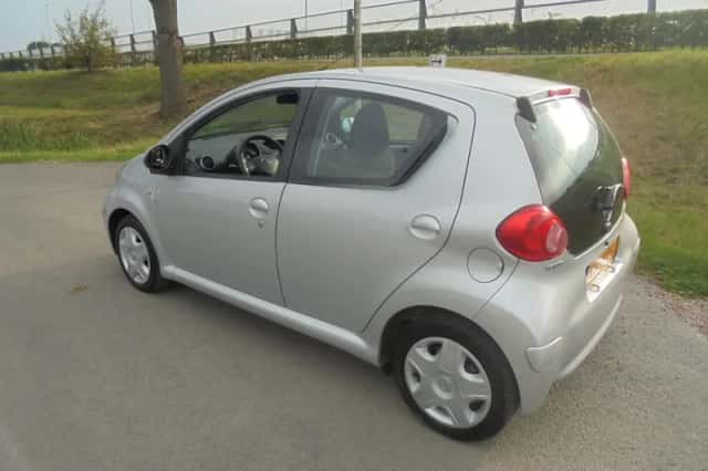 Toyota Aygo (2010) thumbnail 2