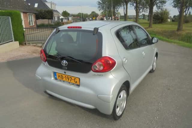 Toyota Aygo (2010) thumbnail 3