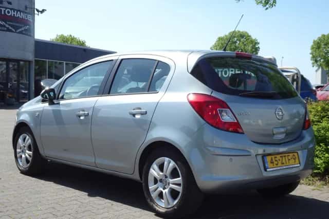 Opel Corsa (2013) thumbnail 3