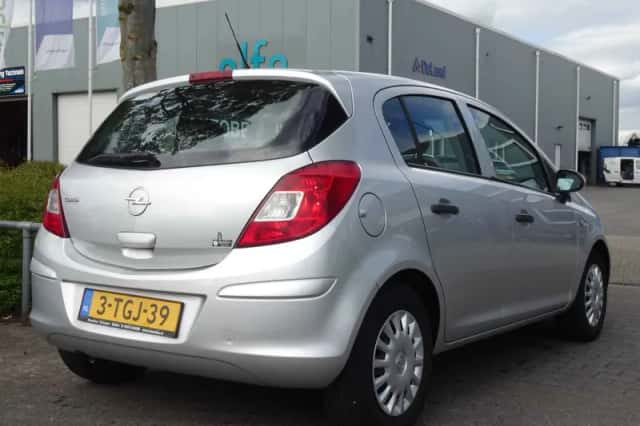 Opel Corsa (2010) thumbnail 2