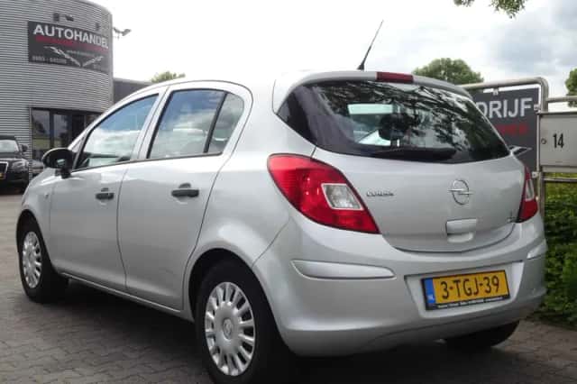 Opel Corsa (2010) thumbnail 3