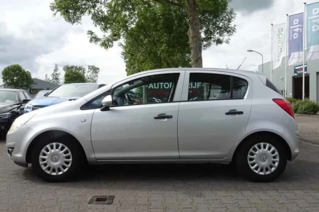 Opel Corsa (2010) thumbnail 5