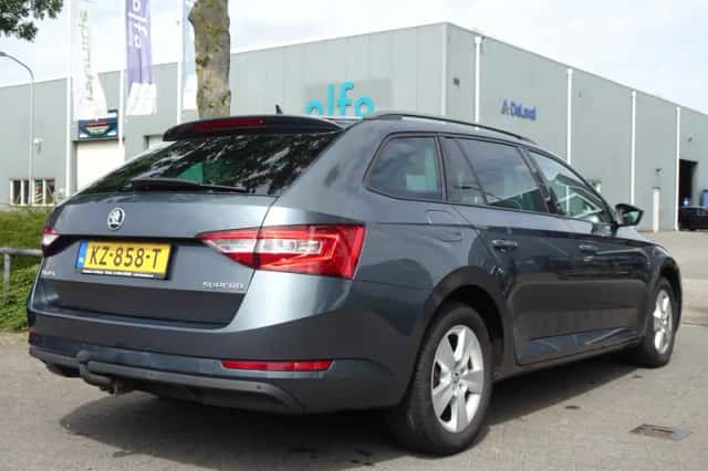 Škoda Superb (2017) thumbnail 2