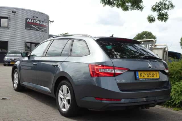 Škoda Superb (2017) thumbnail 3