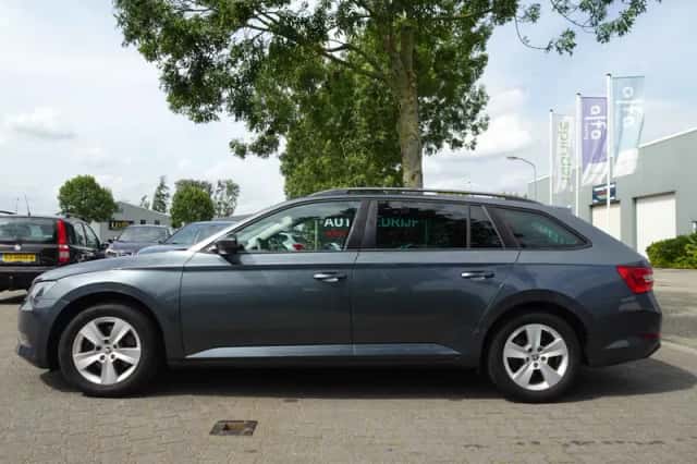 Škoda Superb (2017) thumbnail 5