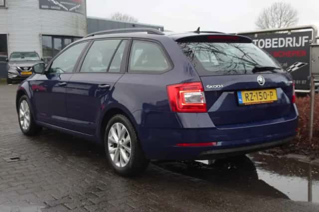 Škoda Octavia (2018) thumbnail 3