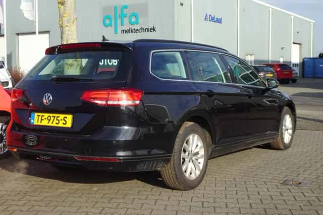 Volkswagen Passat (2018) thumbnail 2