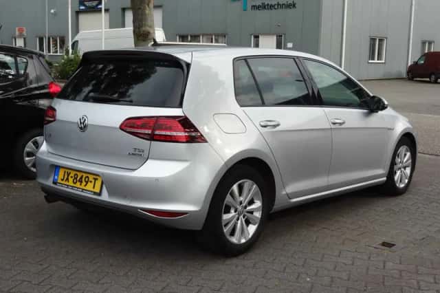 Volkswagen Golf (2016) thumbnail 2