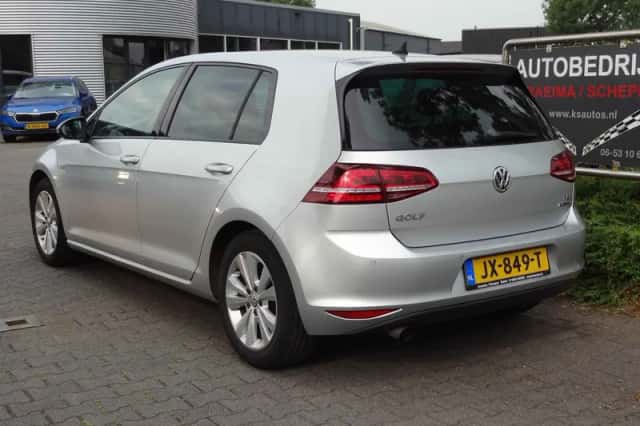 Volkswagen Golf (2016) thumbnail 3