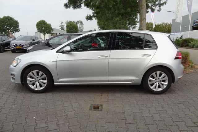 Volkswagen Golf (2016) thumbnail 5