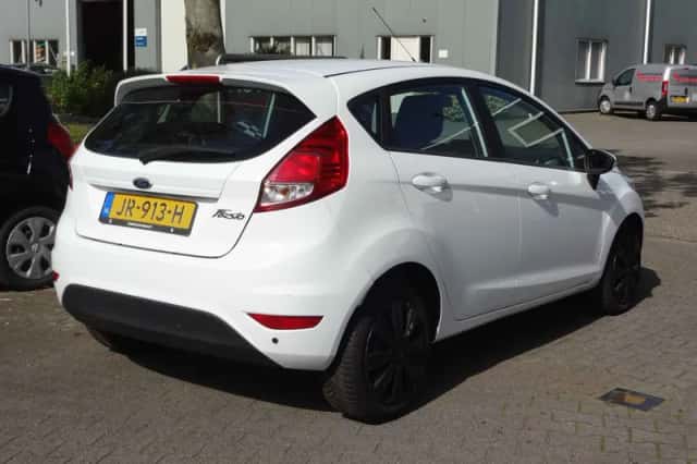 Ford Fiesta (2016) thumbnail 2