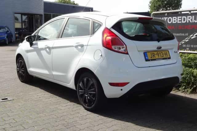 Ford Fiesta (2016) thumbnail 3