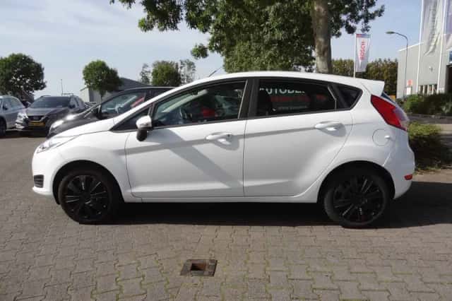 Ford Fiesta (2016) thumbnail 5