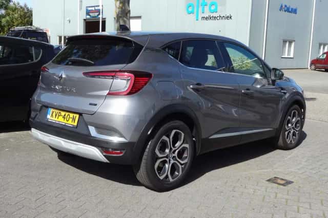 Renault Captur (2023) thumbnail 2