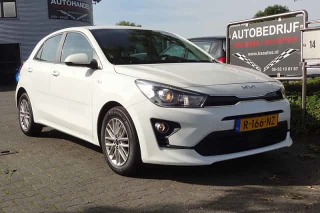 Kia Rio (2022) thumbnail 1