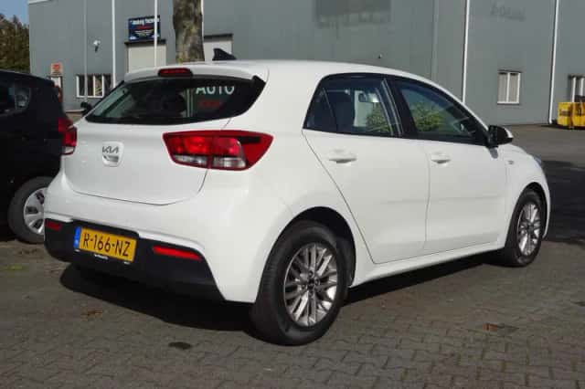 Kia Rio (2022) thumbnail 2