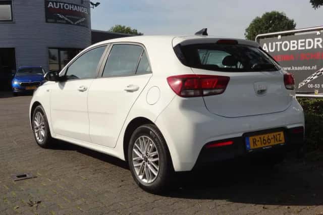 Kia Rio (2022) thumbnail 3