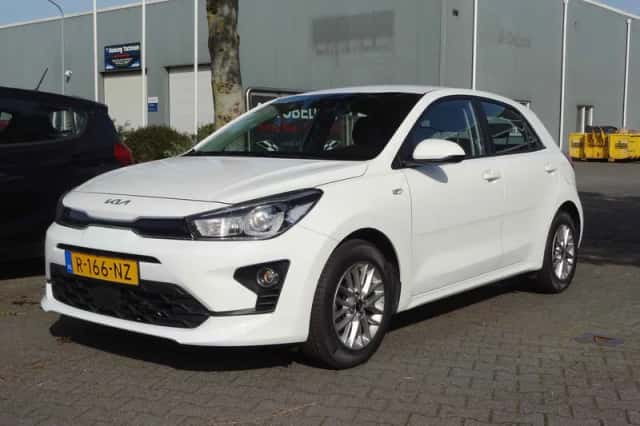 Kia Rio (2022) thumbnail 4