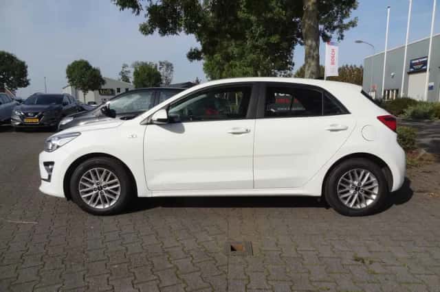 Kia Rio (2022) thumbnail 5