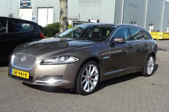 Jaguar XF (2015) thumbnail 4