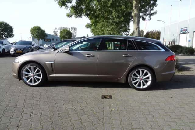 Jaguar XF (2015) thumbnail 5