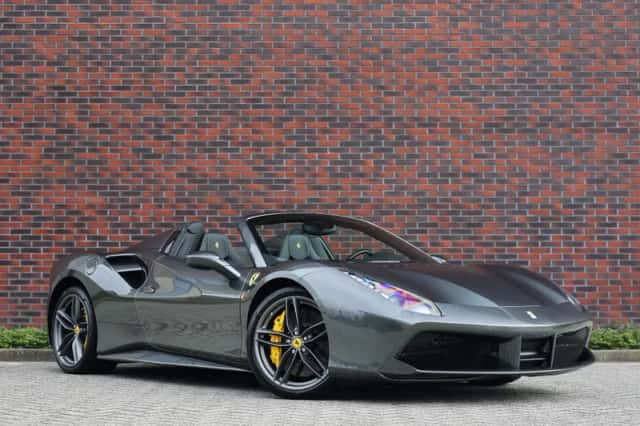 Ferrari 488 (2017) thumbnail 2